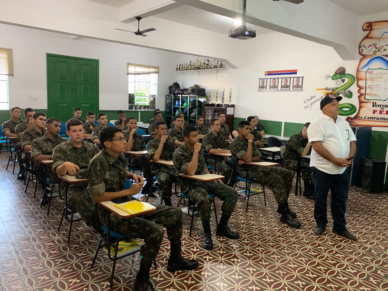 VICE-PRESIDENTE DA CÂMARA JULINHO TERERÊ MINISTRA PALESTRA PARA JOVENS ATIRADORES.